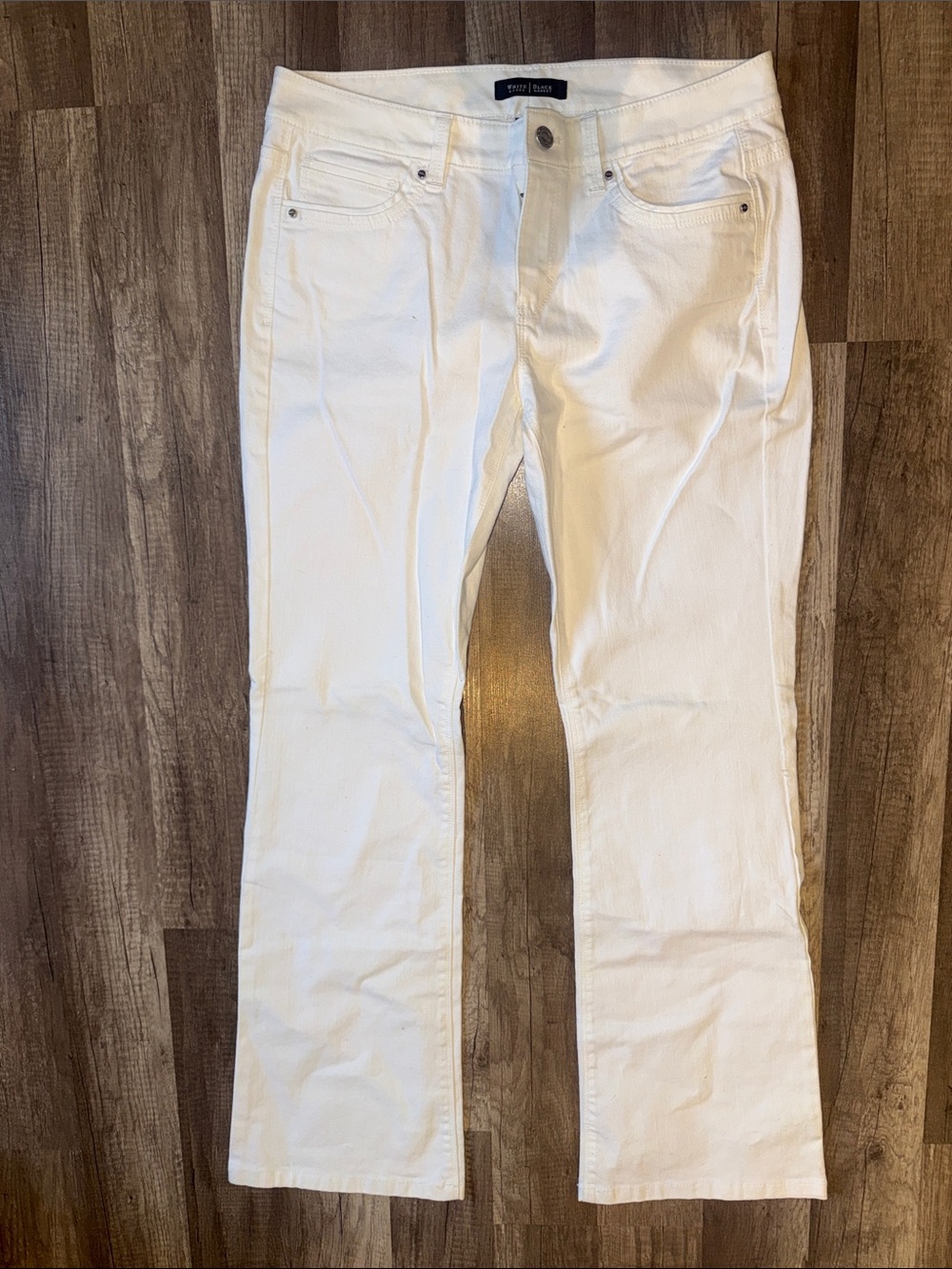 🆕 White House Black Market 🤍🤍 White Boot Leg Jeans - 6 Short